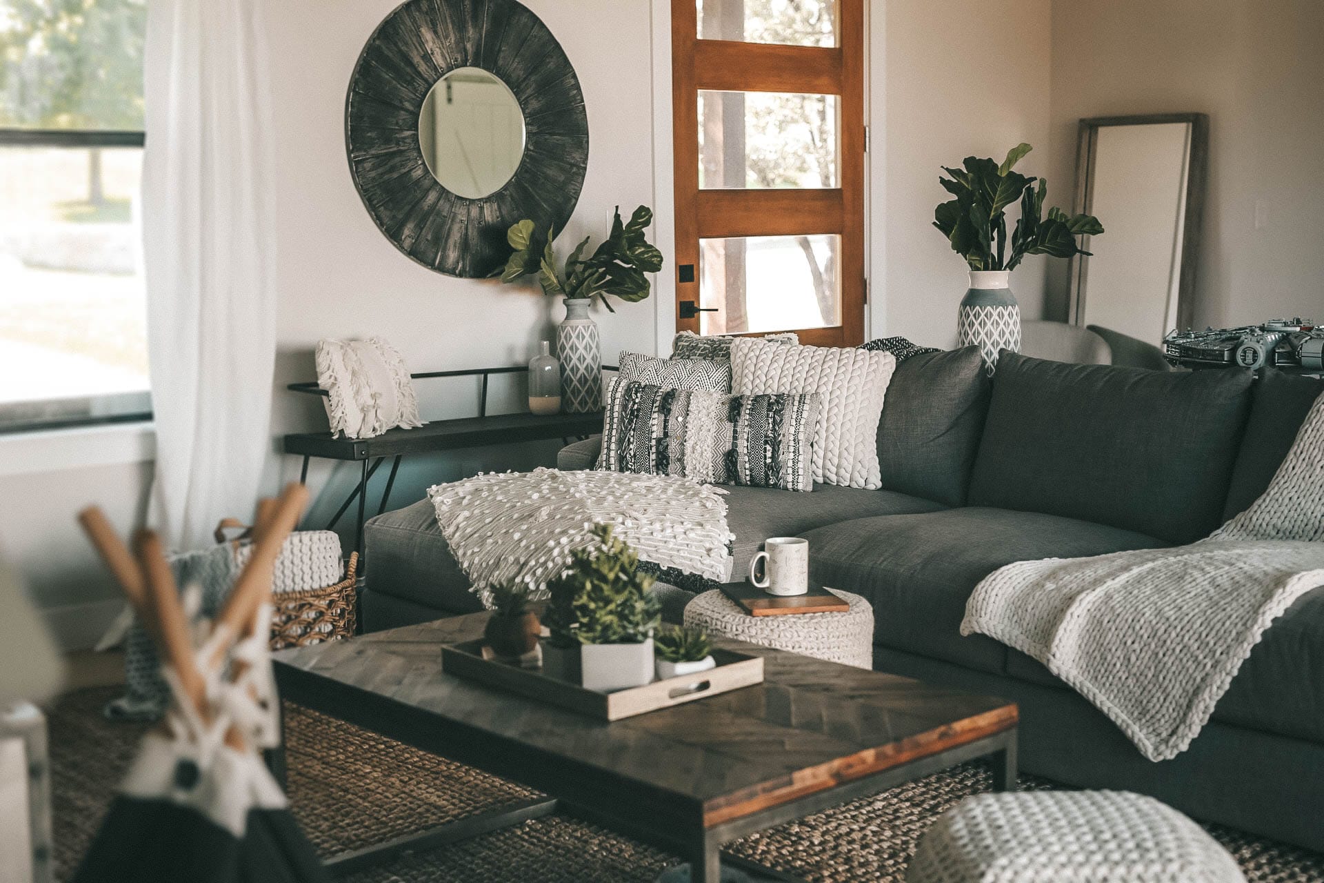 Best ideas for decorating a small but cozy living room